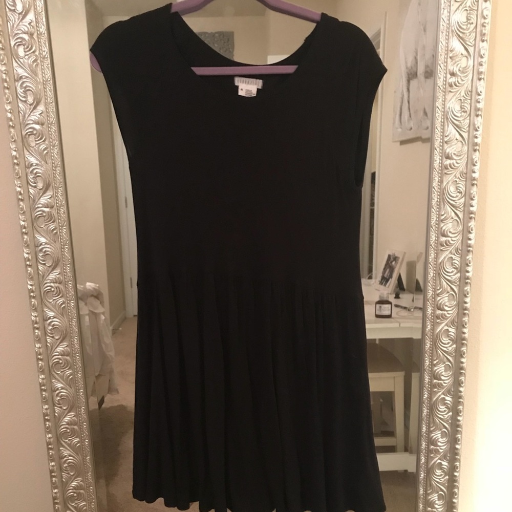 Short black short sleeve dress